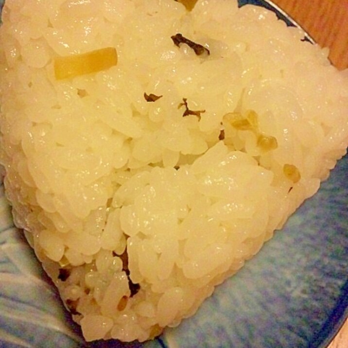 高菜とたくあん、白ごまのおにぎり